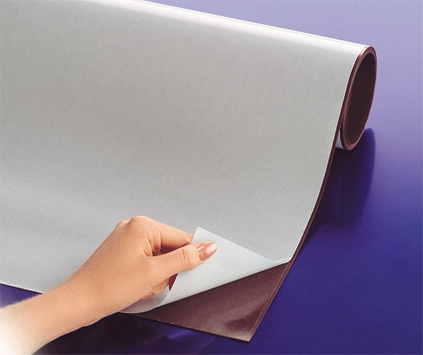 De quoi est composée la feuille magnétique adhésive